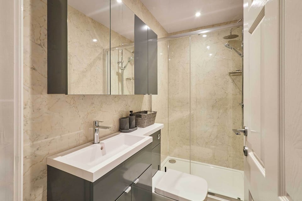 Ross's View, First Floor, Apartment 3, Whitby - Host & Stay