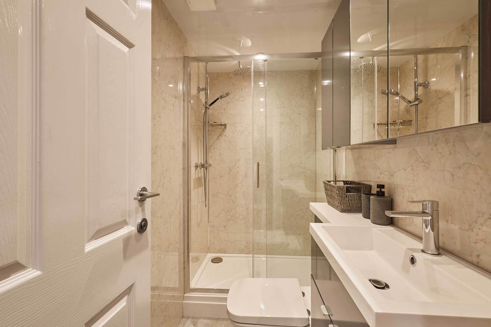 Ross's View, Basement, Apartment 1, Whitby - Host & Stay