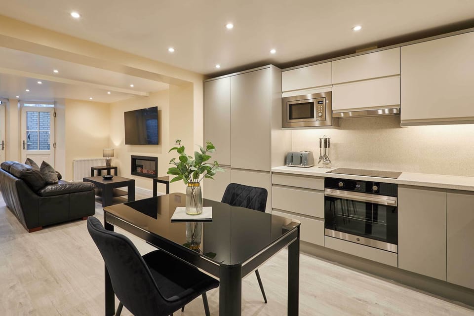 Ross's View, Basement, Apartment 1, Whitby - Host & Stay