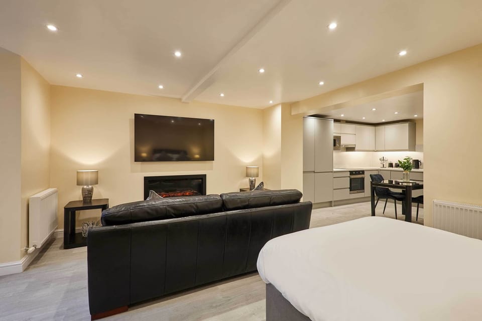 Ross's View, Basement, Apartment 1, Whitby - Host & Stay