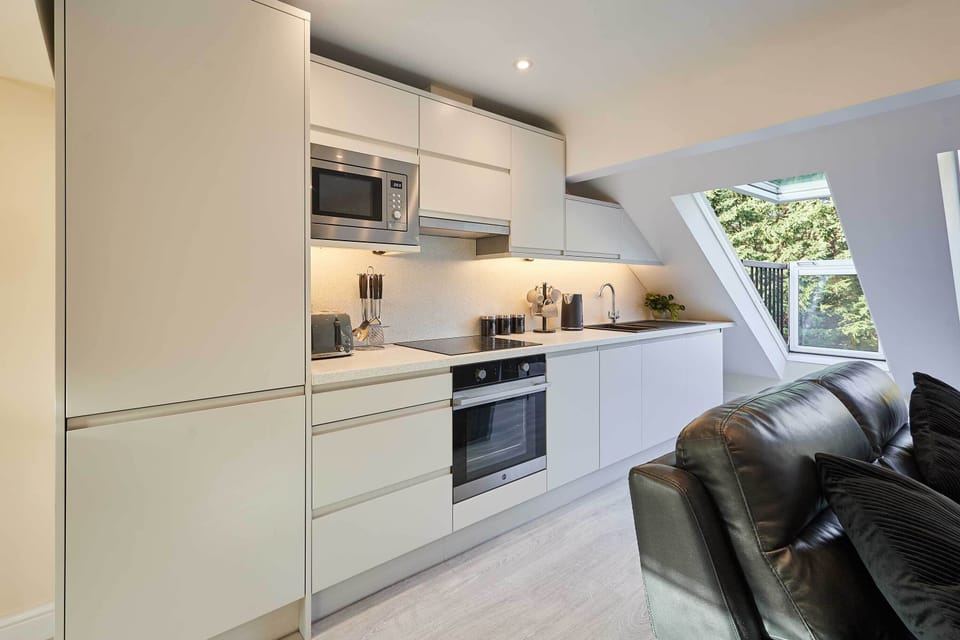 Ross' View, Attic, Apartment 5, Whitby - Host & Stay