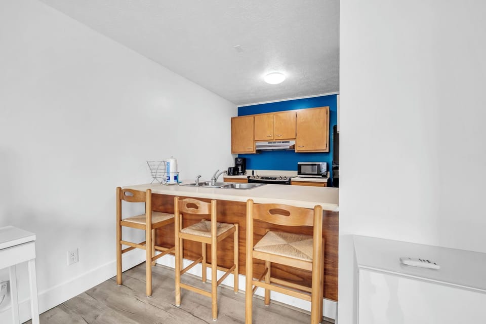 Eat-in bar seating