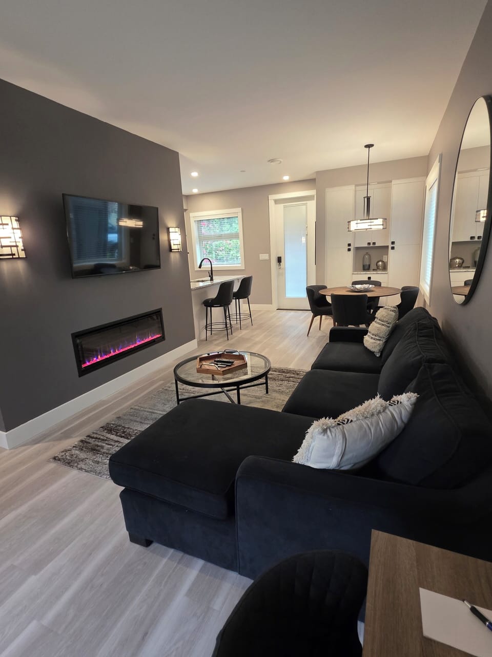 Open living room.
Streaming TV.
Queen pull out sofa.
Gas Fireplace.
Central AC.