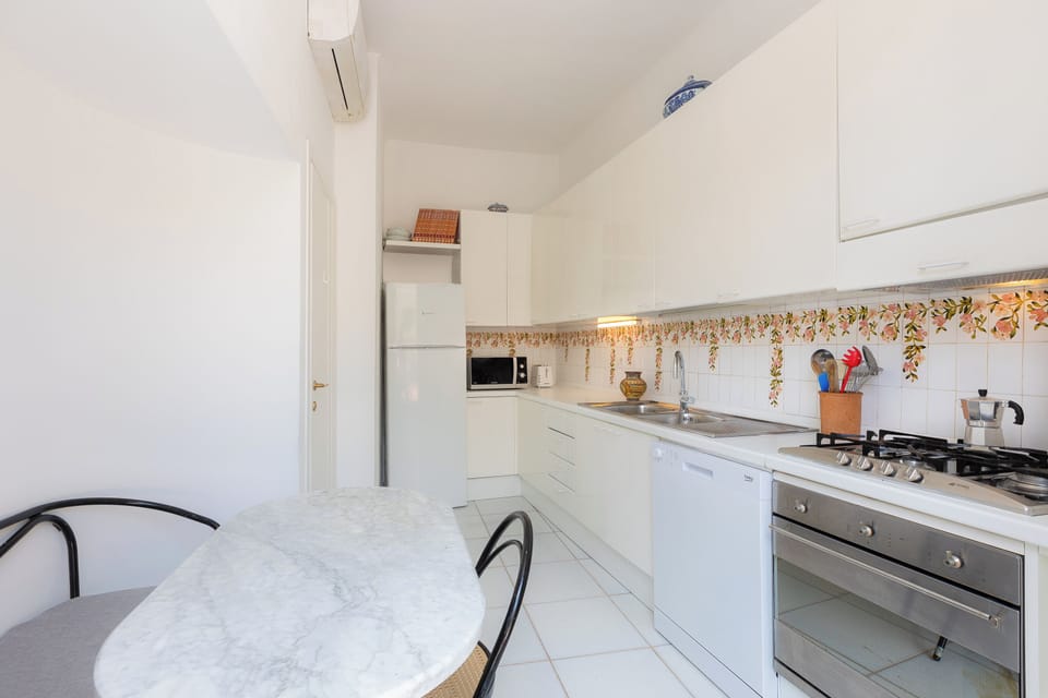 Apartment | Private kitchen | Microwave, espresso maker, coffee/tea maker, electric kettle