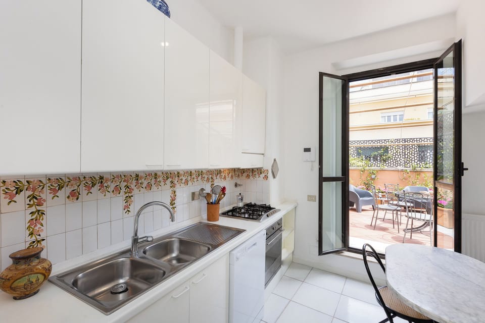 Apartment | Private kitchen | Microwave, espresso maker, coffee/tea maker, electric kettle