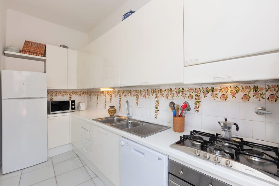 Apartment | Private kitchen | Microwave, espresso maker, coffee/tea maker, electric kettle