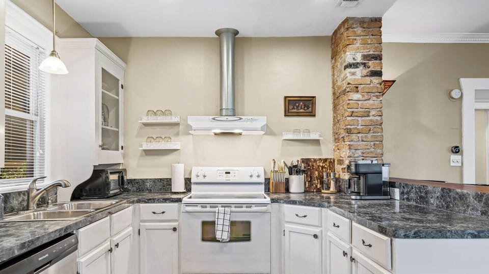 Coffee maker, vintage fridge, modern meals – best trilogy!
