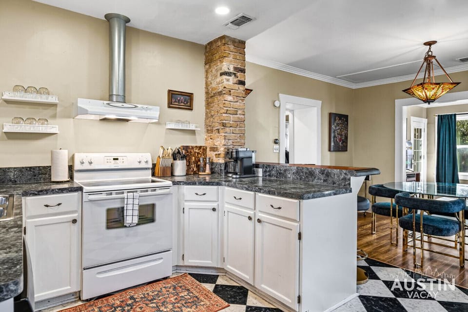 Checkerboard floors & retro vibes – your culinary spotlight awaits!