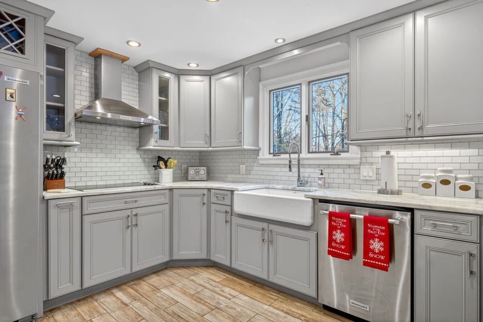 Modern Kitchen | Farmhouse Sink | Ample Counter Space