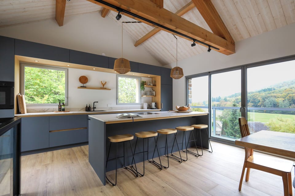 Kitchen with island and barkruks