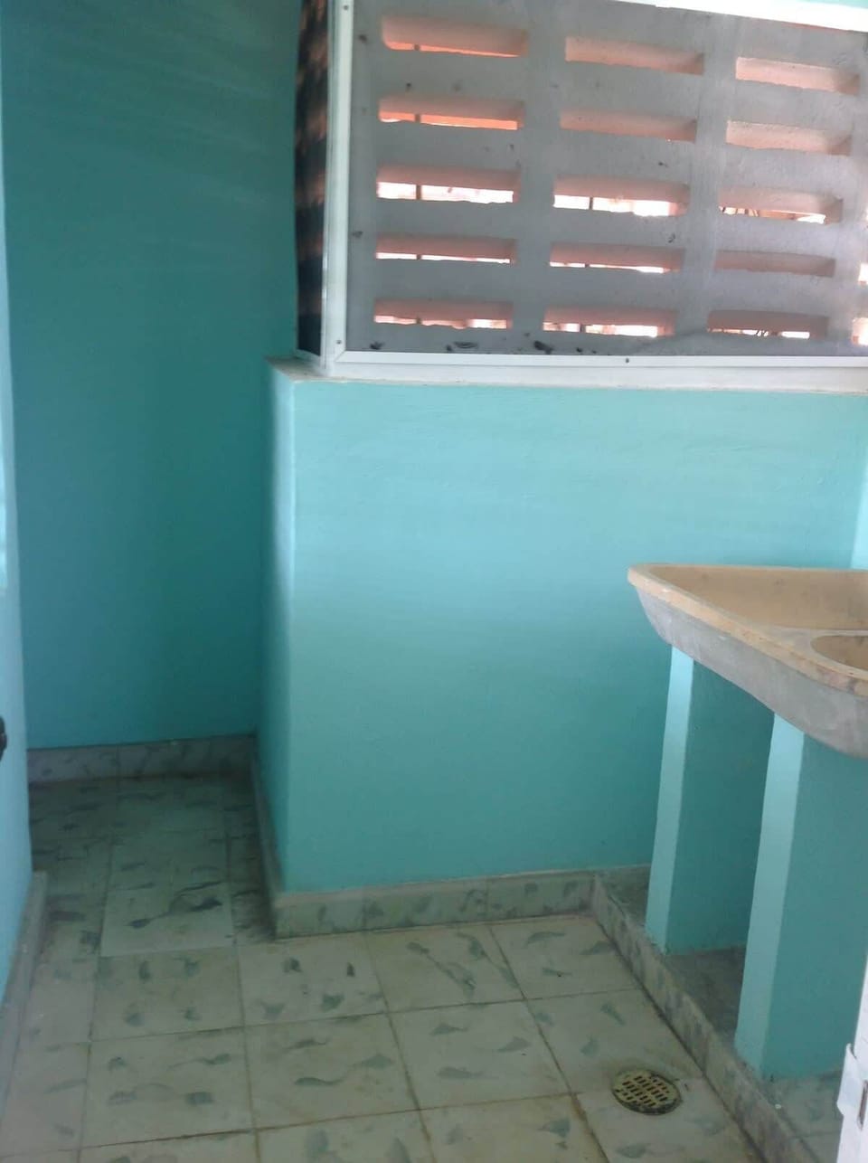 Small bodega off the kitchen for storage or clean up items.
