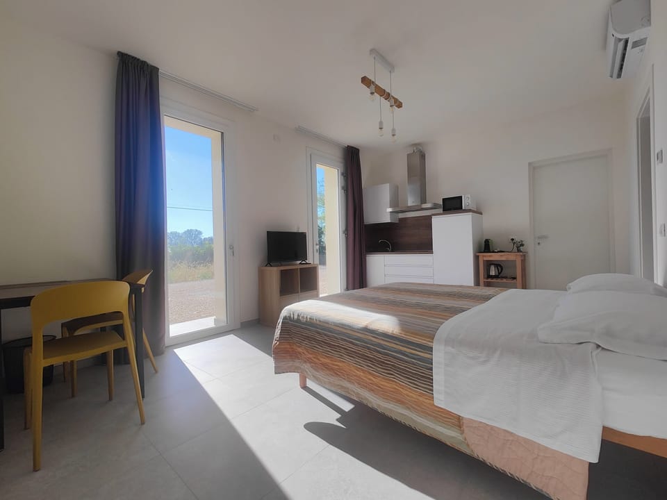 Fior di Loto | Premium bedding, down comforters, individually decorated, free WiFi