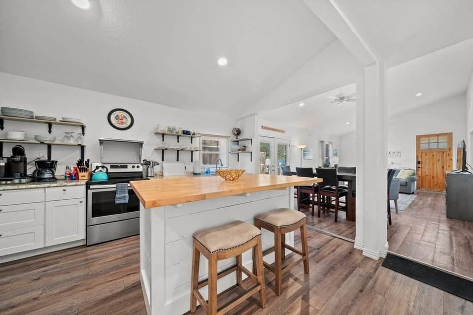 013 747OasisStreet NewBraunfels TX 78130 SMALL