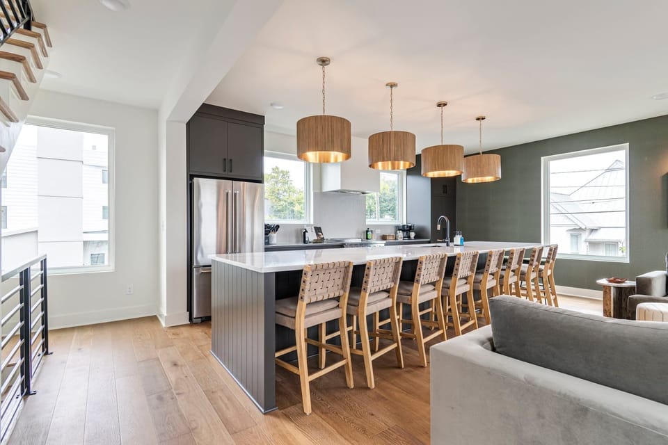 The Elmwood – Spacious kitchen with island seating
