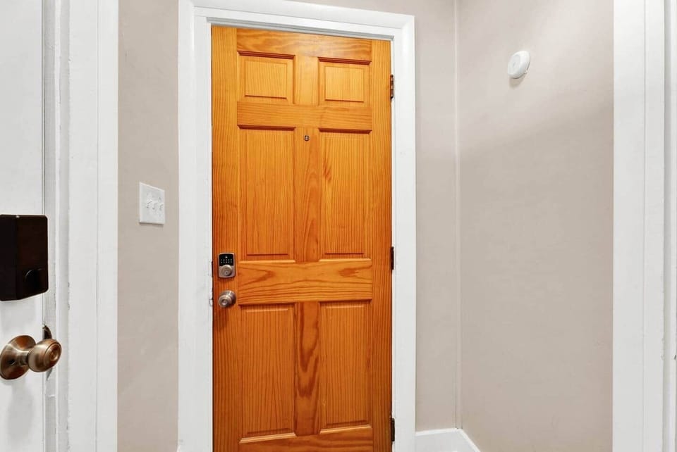 The entire ⬆️ UPPER unit is yours to enjoy. The exterior entrance leads to a small foyer with a door to the ⬅️ left leading to the upper unit and a door to the right leading to the lower unit.
