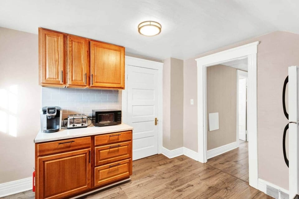 Fully equipped kitchen (Keurig, Airfryer, blenders, spices, cooking spray, cookware, bakeware, mixing bowls, storage containers, plenty of plates/bowls/glasses, etc). Extra paper towels, dish soap, and trash bags are in cupboards below the sink.