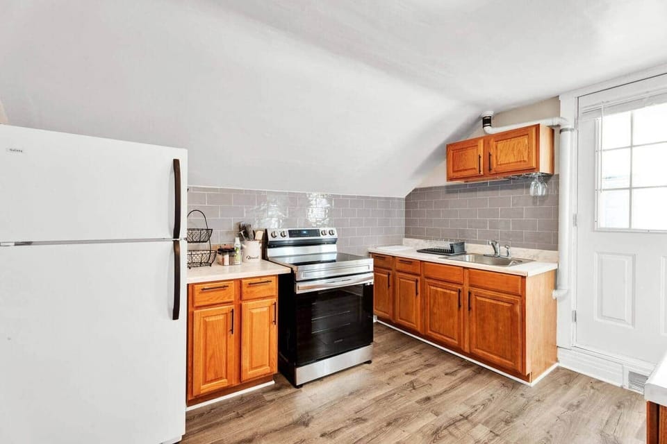 Fully equipped kitchen (Keurig, Airfryer, blenders, spices, cooking spray, cookware, bakeware, mixing bowls, storage containers, plenty of plates/bowls/glasses, etc). Extra paper towels, dish soap, and trash bags are in cupboards below the sink.