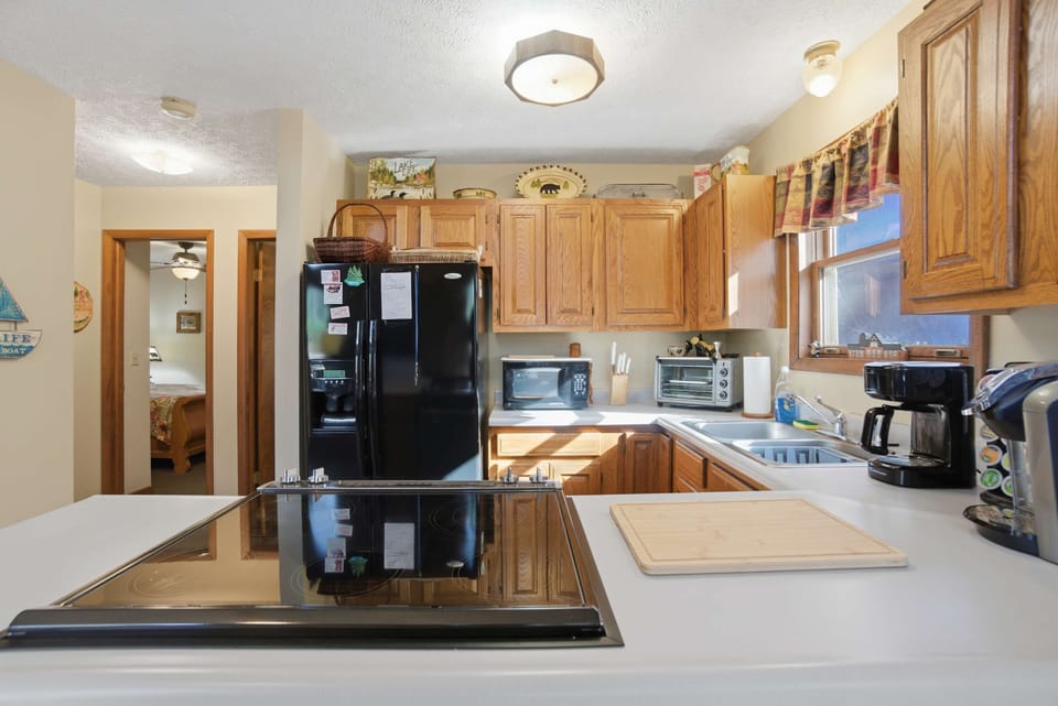 Fully stocked, stylish, and ready for culinary adventures! Whip up a feast, craft cocktails, or just raid the fridge—this kitchen has your back.
