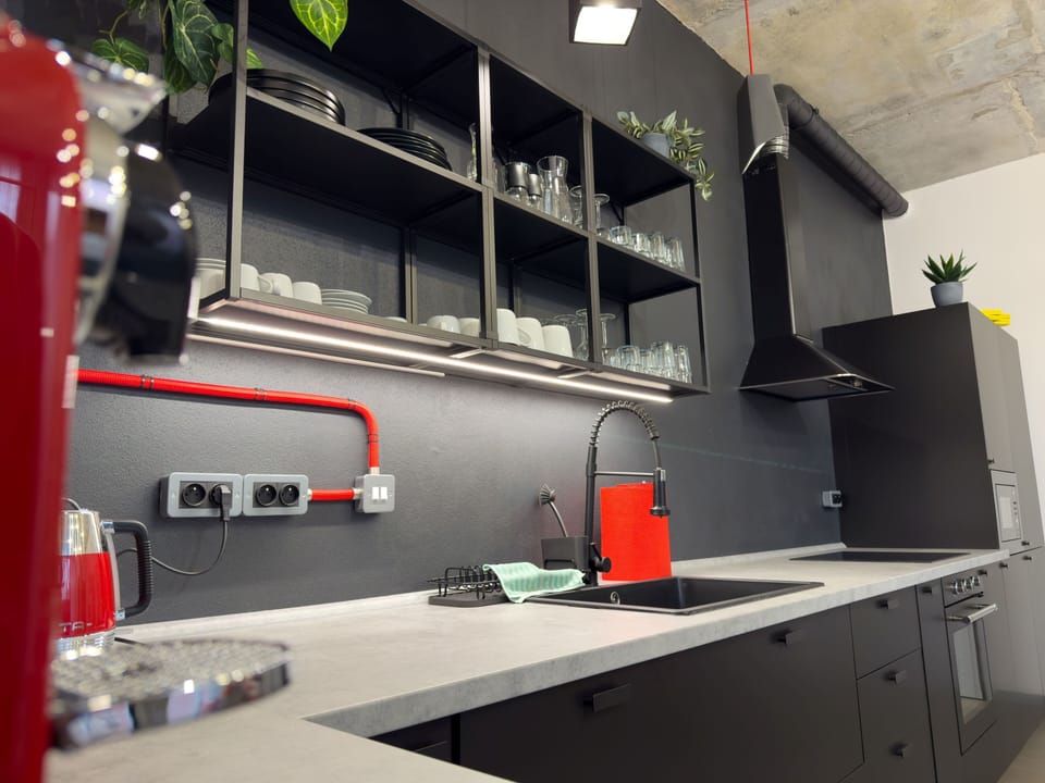 Full-size fridge, microwave, oven, stovetop