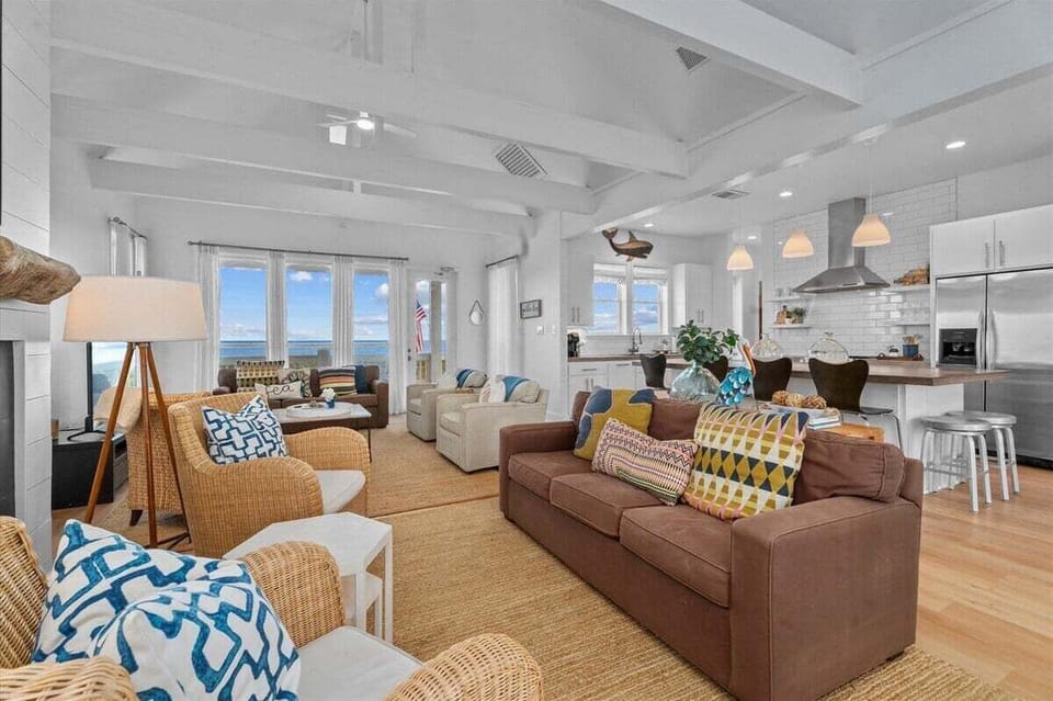 Large open living space with comfortable seating and panoramic windows – ideal for group stays and entertaining