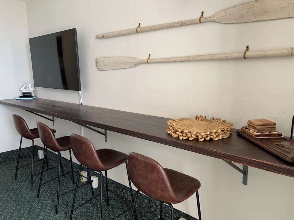 - Functional bar area with seating and organized surface
- Ideal for shared meals, coffee breaks, or remote work
- Simple design supporting relaxed beach focused stays