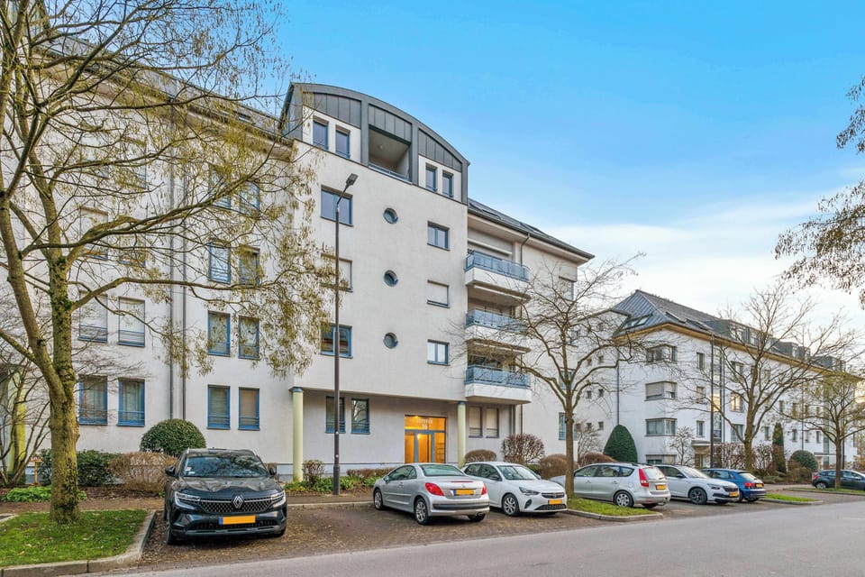 Located in a peaceful and well-kept residential area in Cents, this building offers easy access to Kirchberg, Luxexpo, and public transport while providing a calm and safe environment.