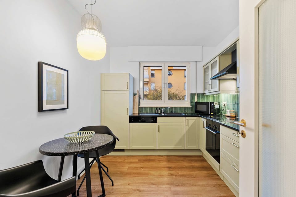 Cozy breakfast nook next to the fully equipped kitchen. A great spot for coffee, light meals, or planning your day before exploring Luxembourg.