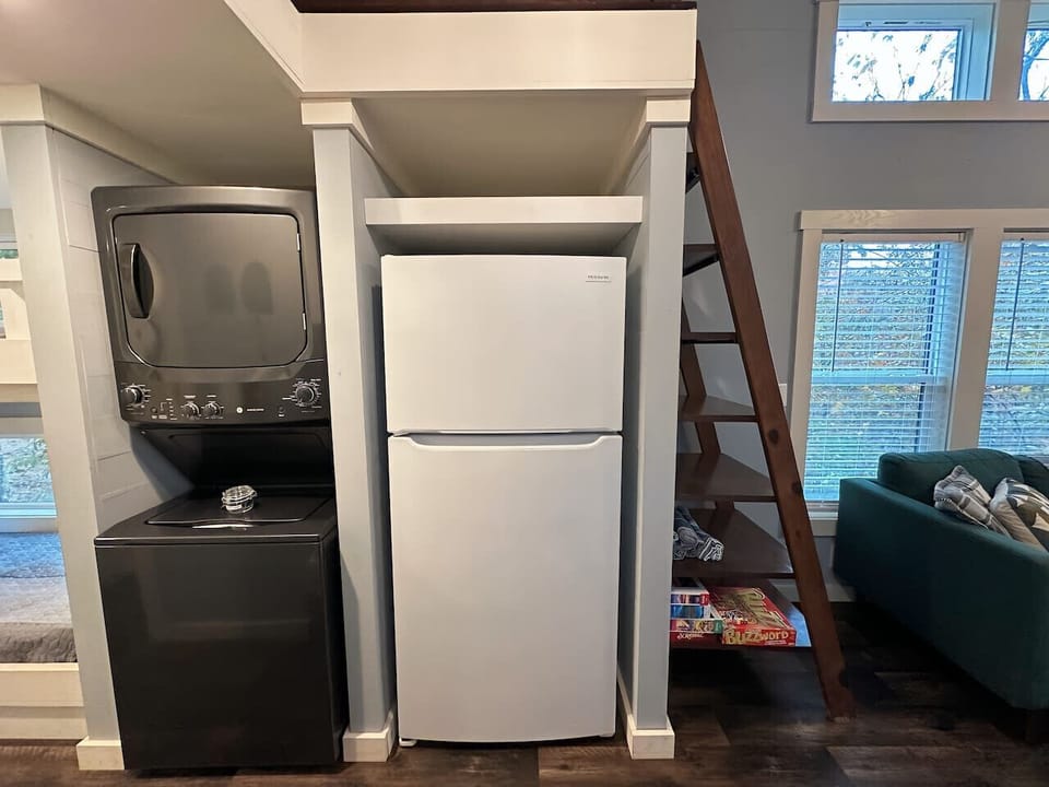 Moon River Mentone 2: In-unit washer and dryer for hassle-free stays.