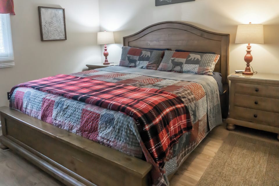 Bedroom 1 | King Bed