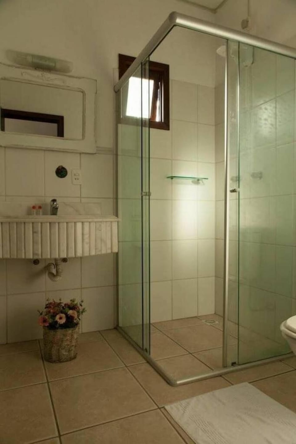 Deluxe Room | Bathroom | Shower, free toiletries, bidet, towels