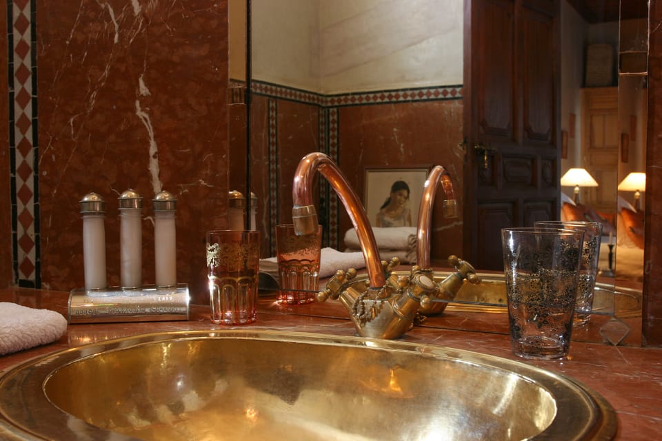 Deluxe Room (Hibiscus) | Bathroom | Free toiletries, hair dryer, bathrobes, slippers