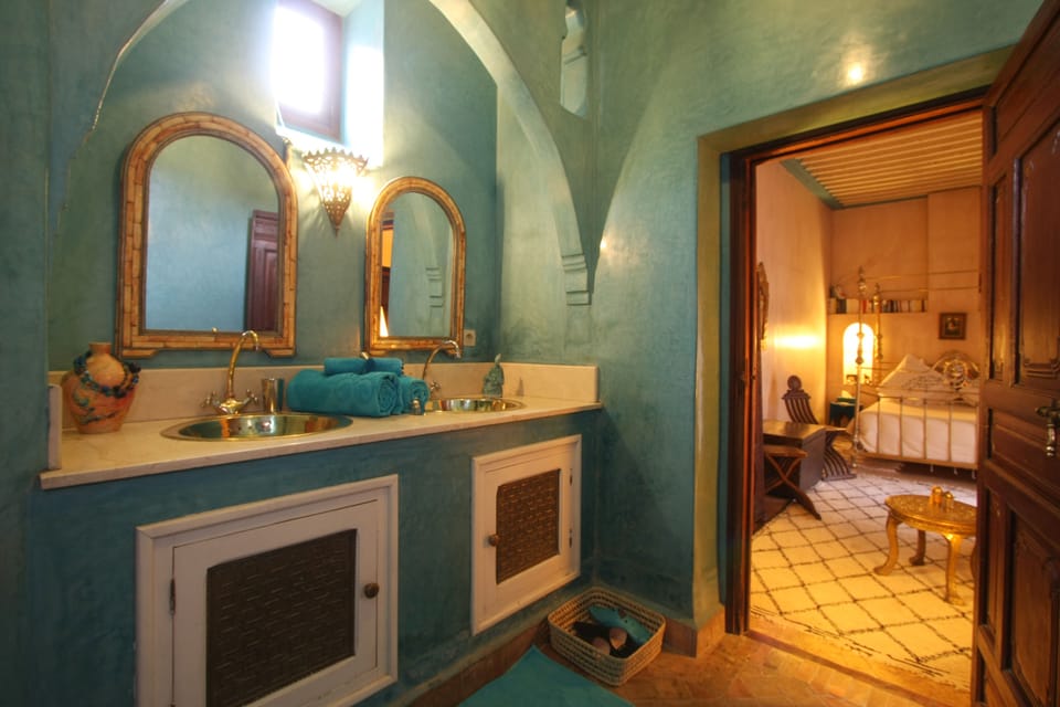 Deluxe Room (Jacaranda) | Bathroom | Free toiletries, hair dryer, bathrobes, slippers