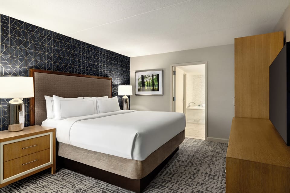 Premium bedding, in-room safe, iron/ironing board
