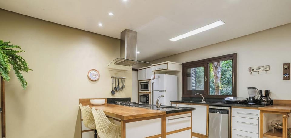 Chalet | Private kitchen | Fridge, microwave, cookware/dishes/utensils, dining tables