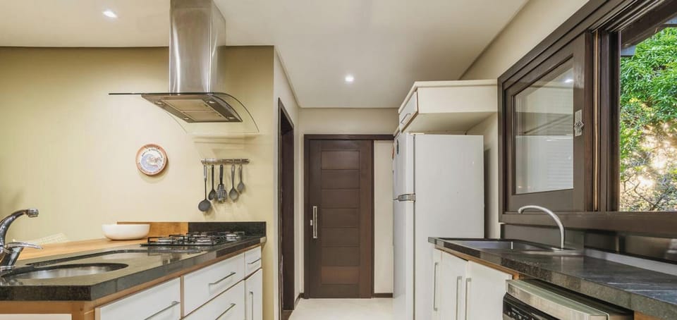 Chalet | Private kitchen | Fridge, microwave, cookware/dishes/utensils, dining tables