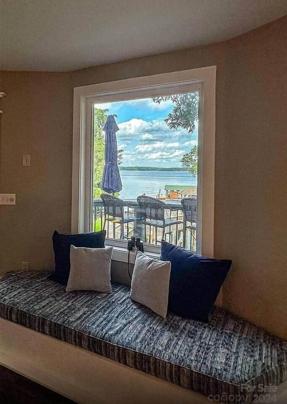 Enjoy coffee inside on the bench or outside on the rear deck…
