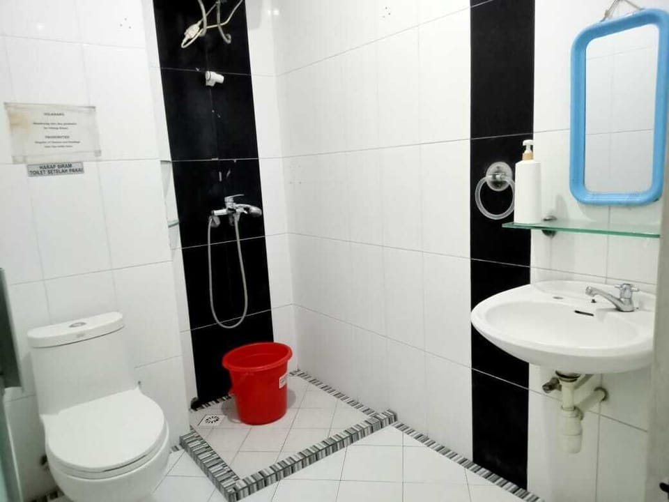 Business Room | Bathroom | Shower, free toiletries