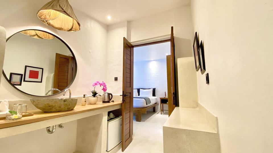 Deluxe Room | Bathroom | Free toiletries, hair dryer, towels, soap
