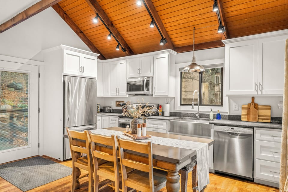 Fully updated and stocked kitchen makes mealtime easy!