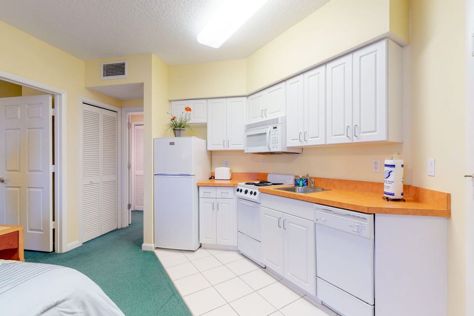 Make your beach stay easy with this bright, fully equipped kitchen featuring ample counter space and modern appliances. Perfect for preparing meals, snacks, and beach-day essentials before heading out to the shore.