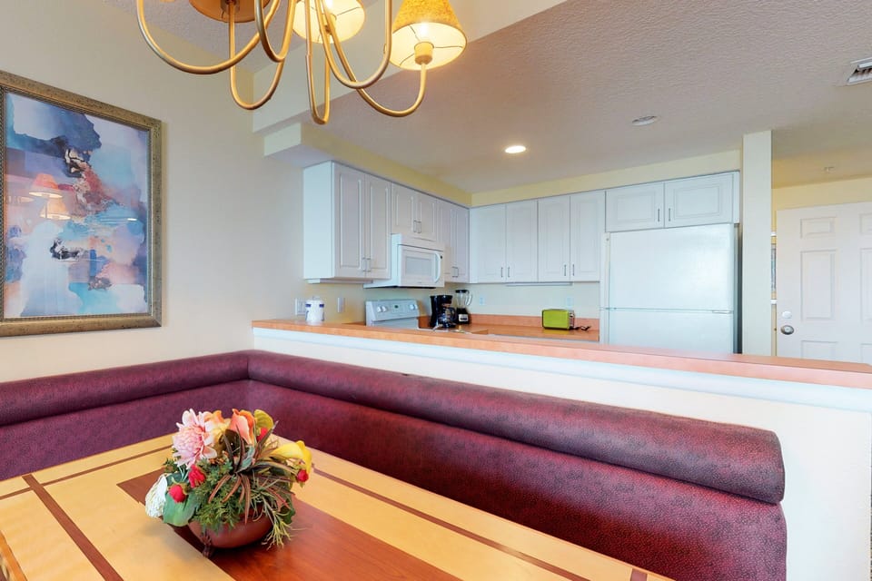 Enjoy the convenience of this open kitchen and dining area, perfect for your beach stay. Bright, functional, and inviting, it's ideal for preparing meals and gathering after fun-filled days at the beach.
