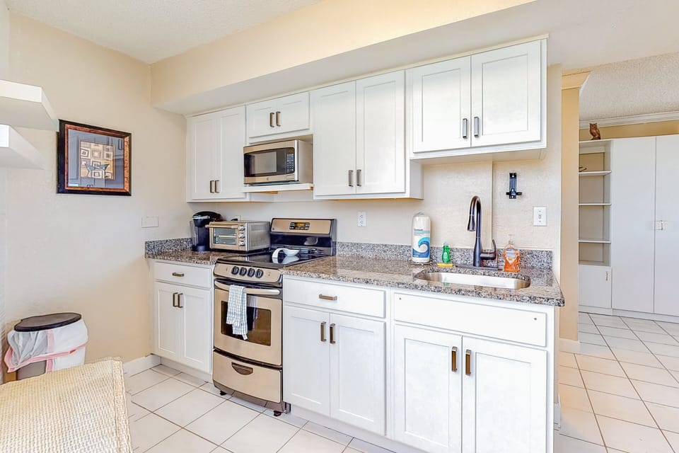 Prepare meals with ease in this bright, fully equipped kitchen—perfect for your beach stay. Featuring modern appliances and ample counter space, it's ideal for everything from quick breakfasts to relaxed dinners after the beach.
