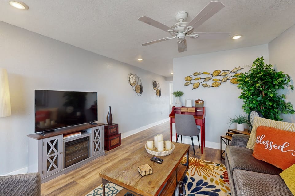 Open coastal living space with comfortable seating, TV, and beach-inspired décor. Ideal for unwinding during your beach stay, this inviting room offers plenty of space to relax after a fun-filled day by the shore.