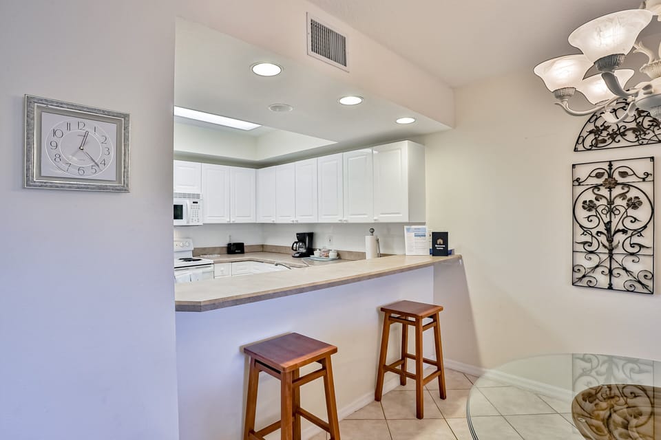 Start your mornings at this coastal breakfast bar with seating and an open kitchen layout. Perfect for a relaxed beach stay, it's a convenient spot for coffee, snacks, or casual meals before heading to the beach.