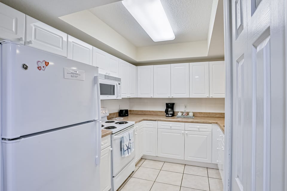 This clean, coastal kitchen features modern appliances, ample storage, and bright lighting. Perfect for your beach stay, it's ideal for preparing breakfast or family meals before and after days spent by the shore.