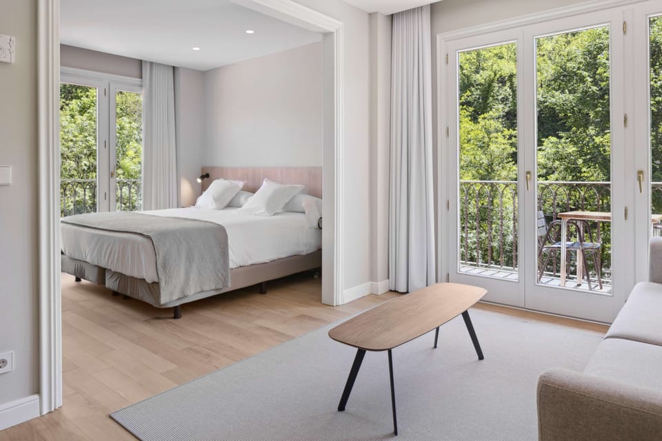 Standard Suite | Down comforters, in-room safe, desk, laptop workspace