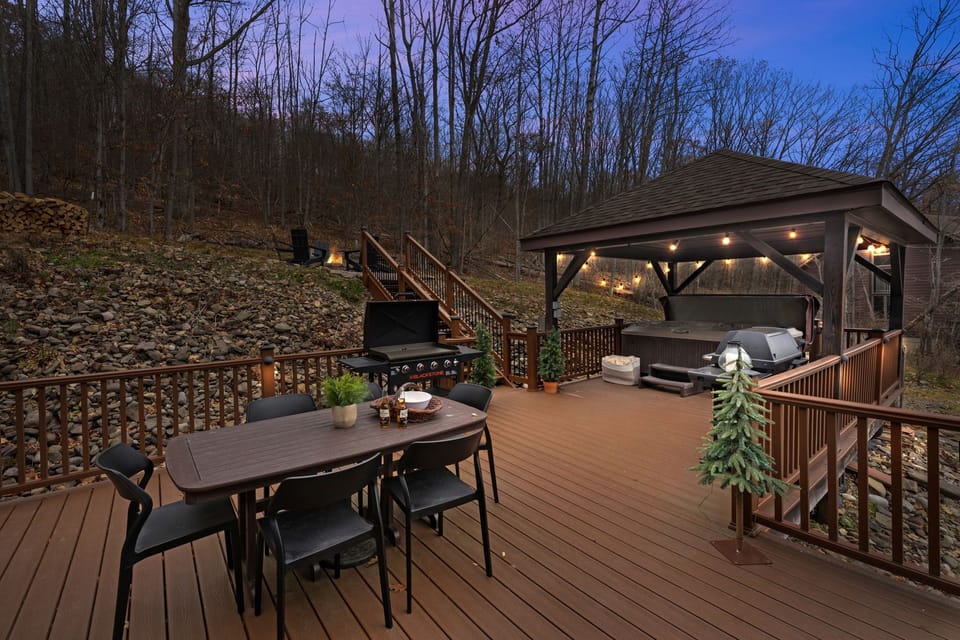 Back Deck with Hot Tub, Dining Table, Fire Pit, Blackstone & BBQ