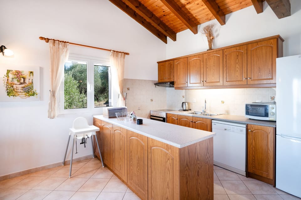 Fully fitted kitchen