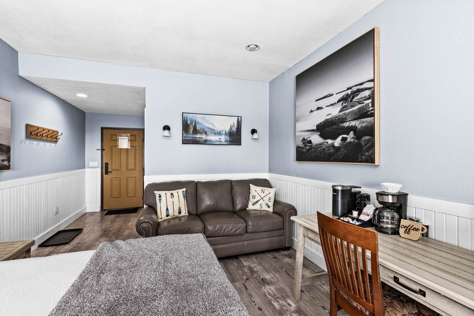 A complete view of a beautifully designed and comfortable room