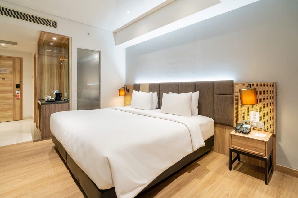 Superior Room, 1 Queen Bed | Minibar, in-room safe, desk, laptop workspace